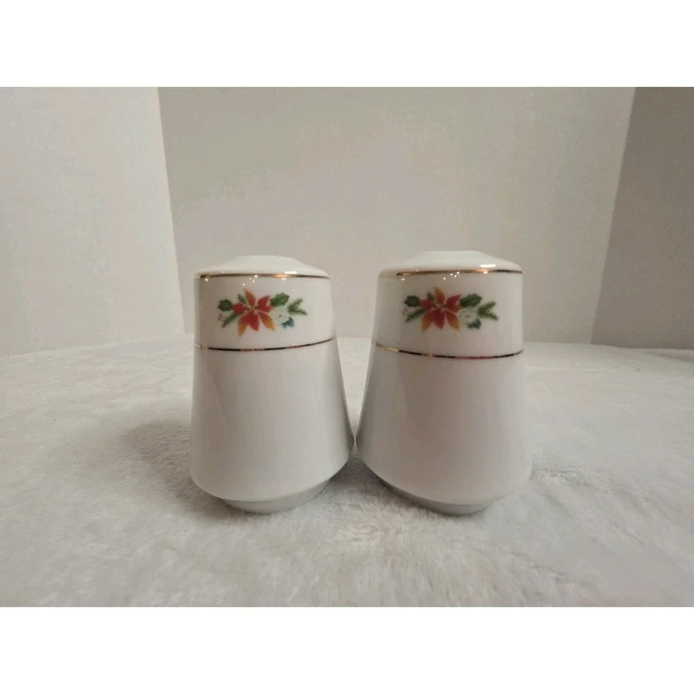 White Salt and‎ Pepper Shakers Shaker Set with Berries and Leafs ~ Gold Trim